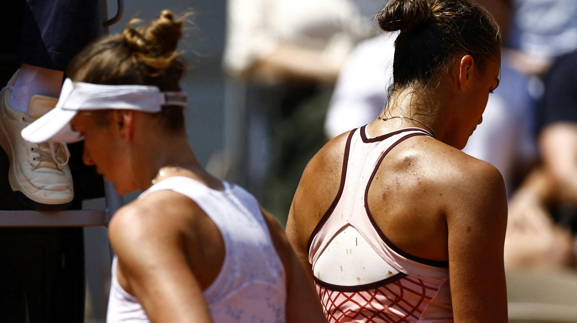 Der var ikke just god stemning mellem ukrainske Elina Svitolina og belarusiske Aryna Sabalenka under og efter kampen ved French Open.