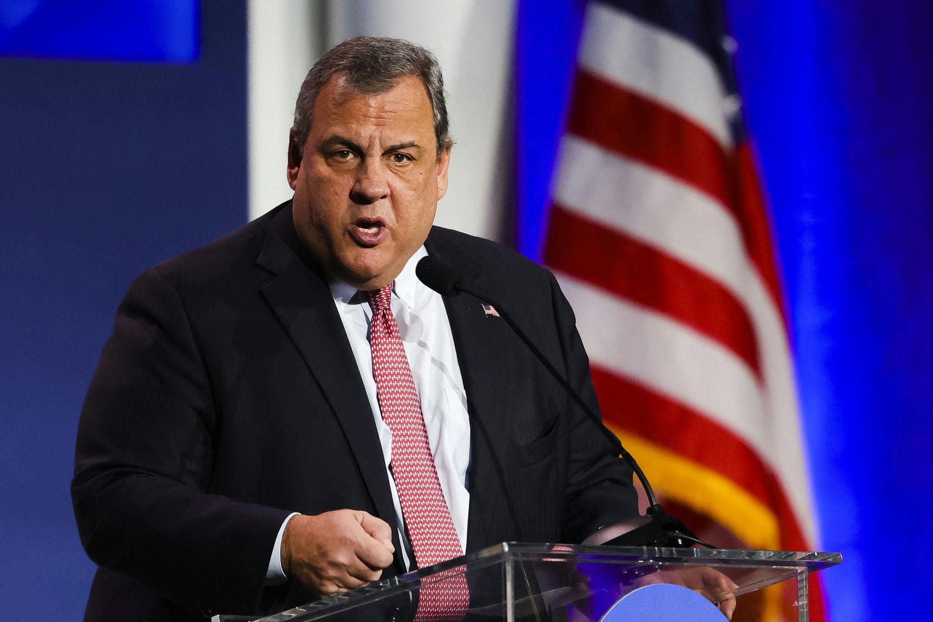 Chris Christie og Donald Trump deler et særligt karaktertræk. Begge er nemlig eksperter i at rode sig ud i politiske skandaler og alligevel "overleve".