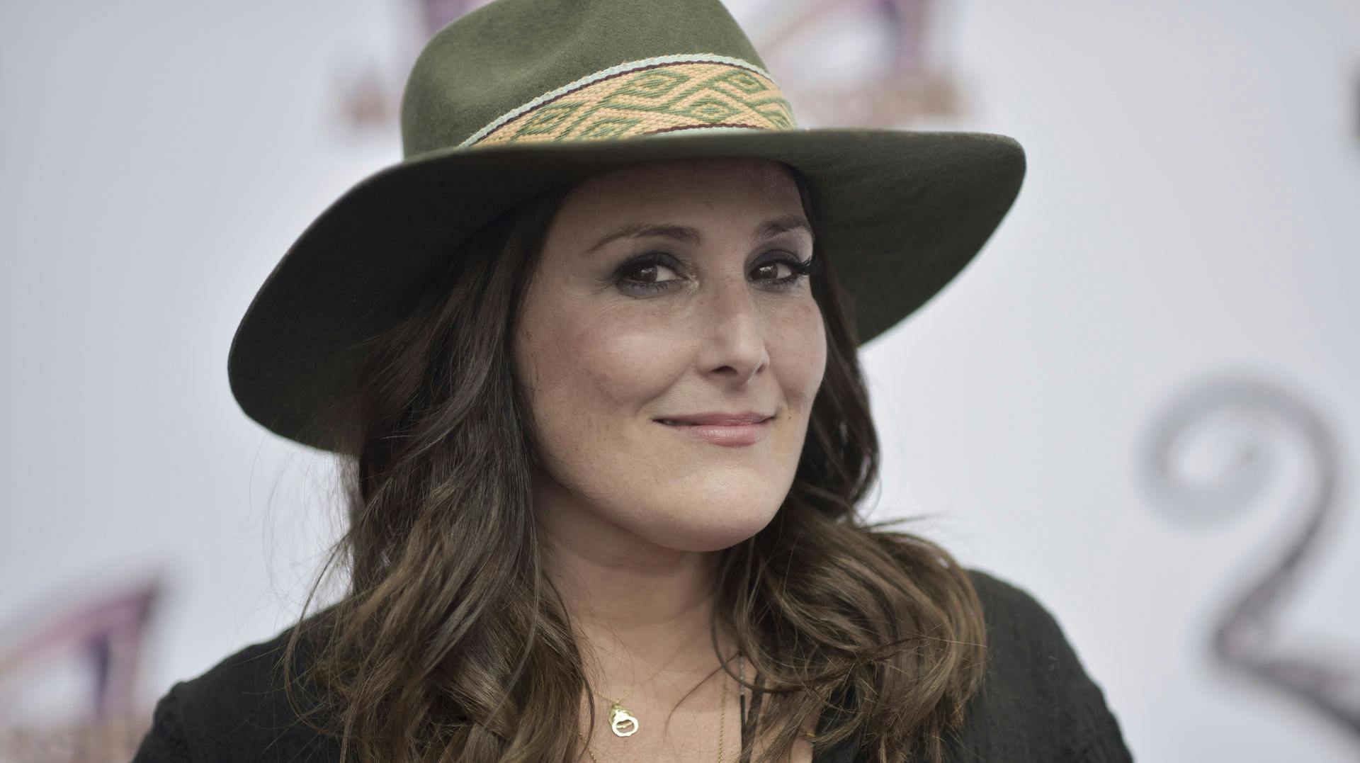 Ricki Lake nyder livet. Nøgen i sit badekar.
