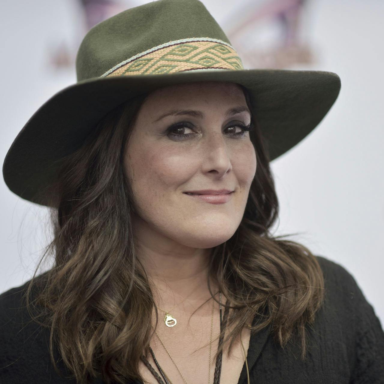 Ricki Lake nyder livet. Nøgen i sit badekar.