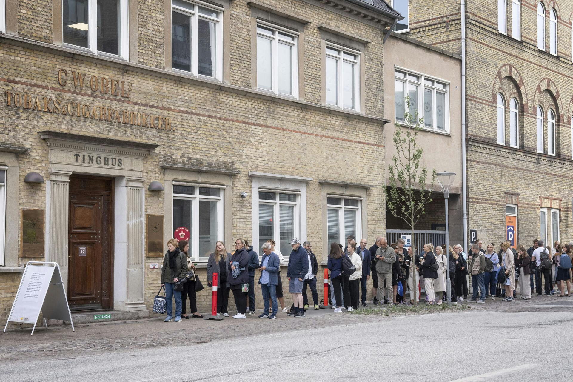 Talrige journalister var mødt op til første retsdag i sagen mod den 37-årige mand, der er tiltalt for drabet på Mia Skadhauge Stevn.