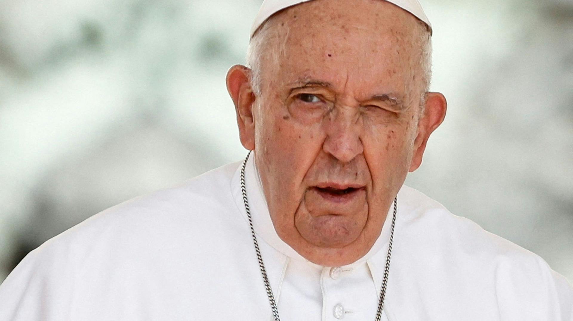 Den 266. i paverækken, 86-årige pave Frans, skal opereres for mavebrok.