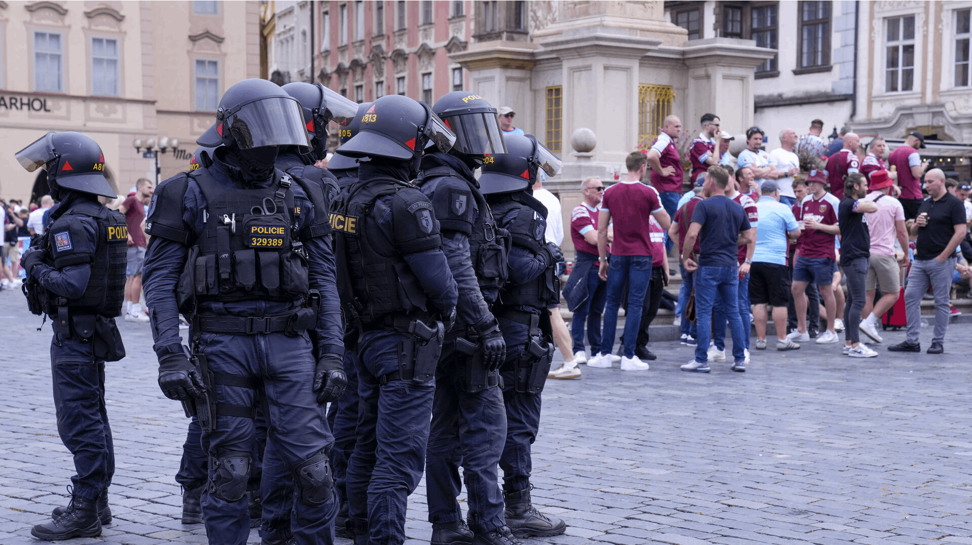 Politiet har været nødt til at skride ind og anholde flere, efter tre engelske fans er blevet såret.