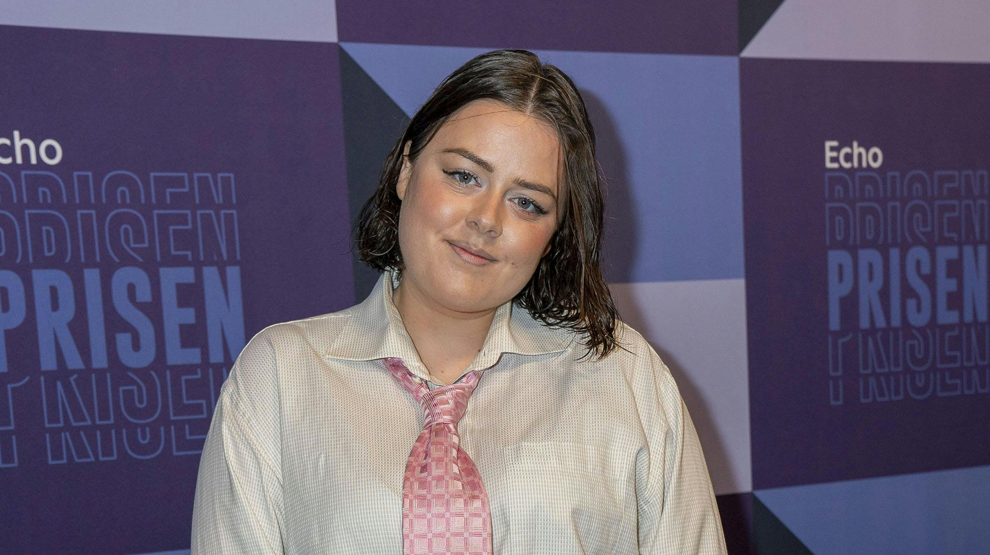 Jada venter sig et lille efterårsbarn. 