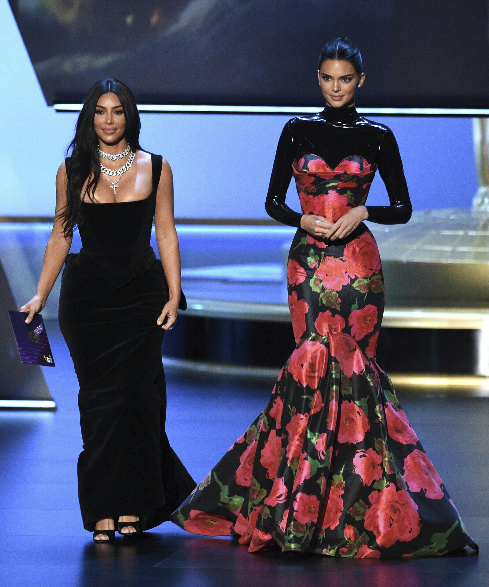 Kim Kardashian gør i ny TikTok-video grin med sin lillesøster, Kendall Jenner.