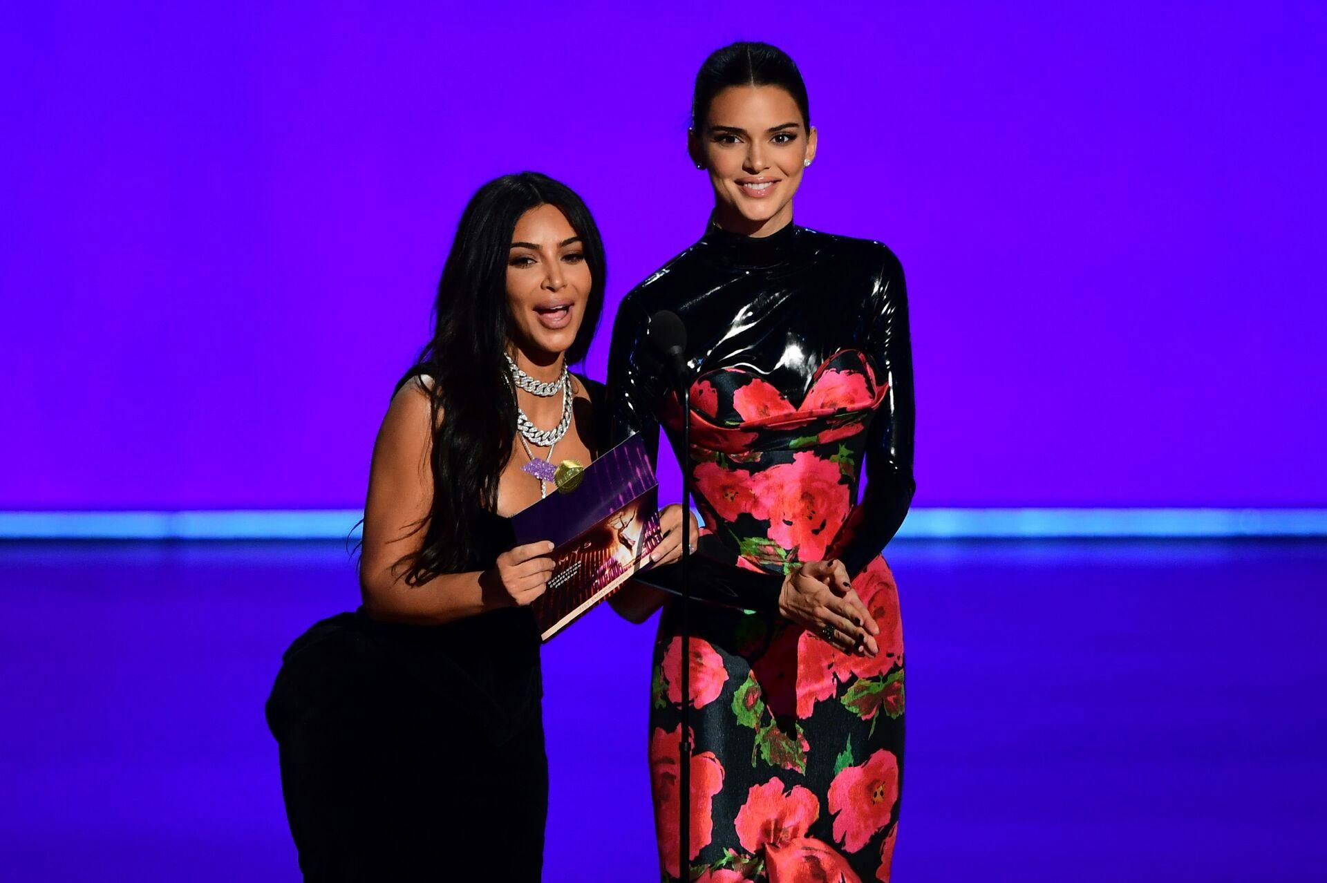 Kim Kardashian og Kendall Jenner til årets Emmy-uddeling.
