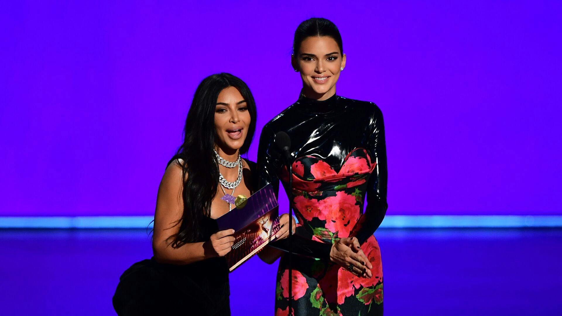 Kim Kardashian og Kendall Jenner til årets Emmy-uddeling.
