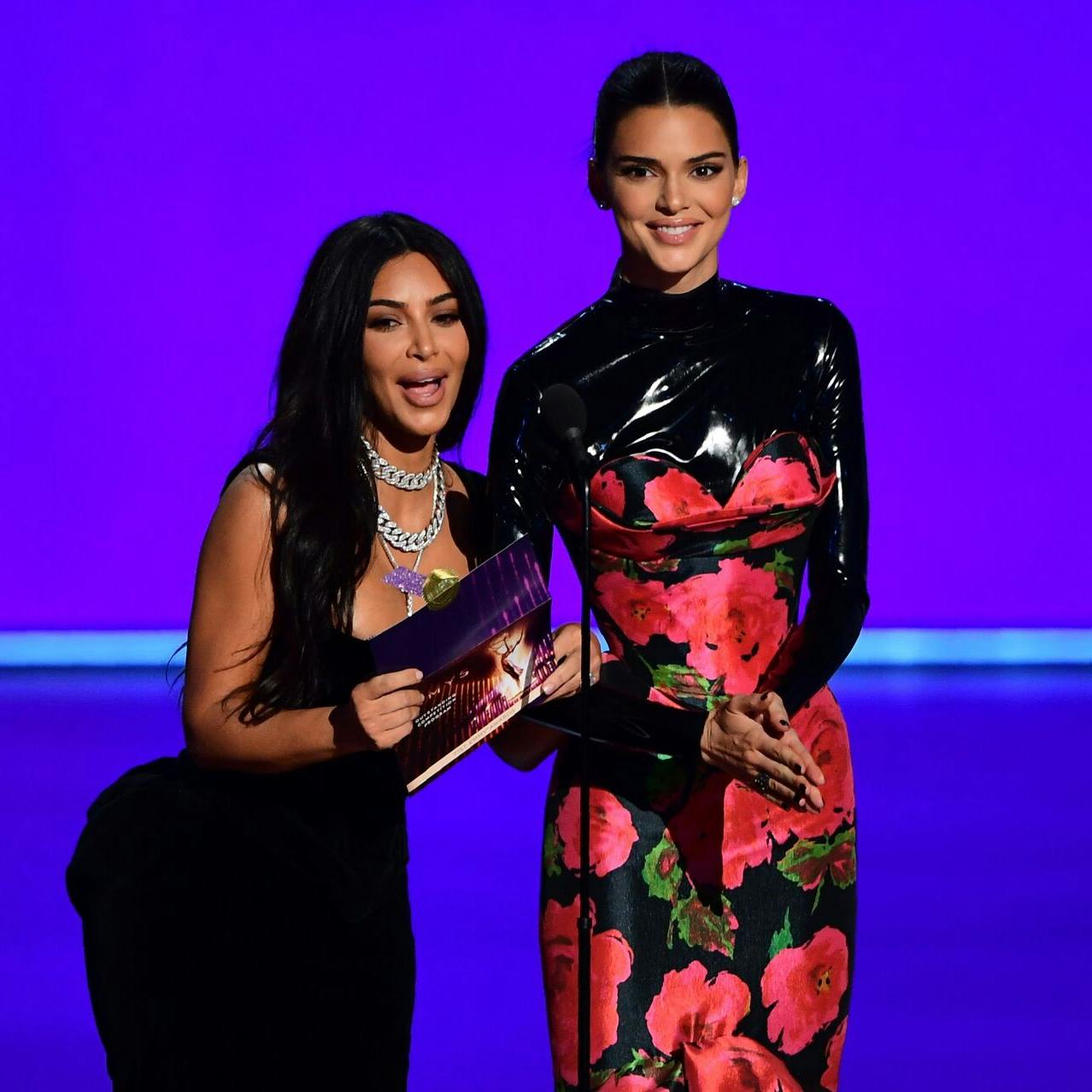 Kim Kardashian og Kendall Jenner til årets Emmy-uddeling.
