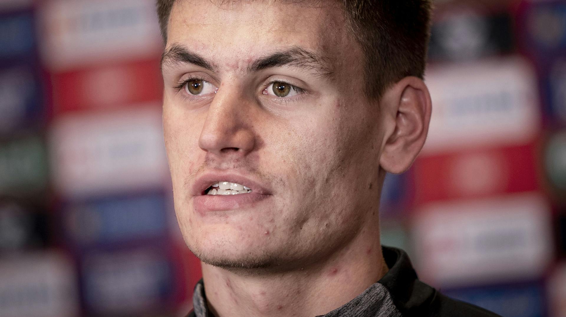 Joakim Mæhle har masser af succes på banen. Også uden for kridtstregerne går det fint. 