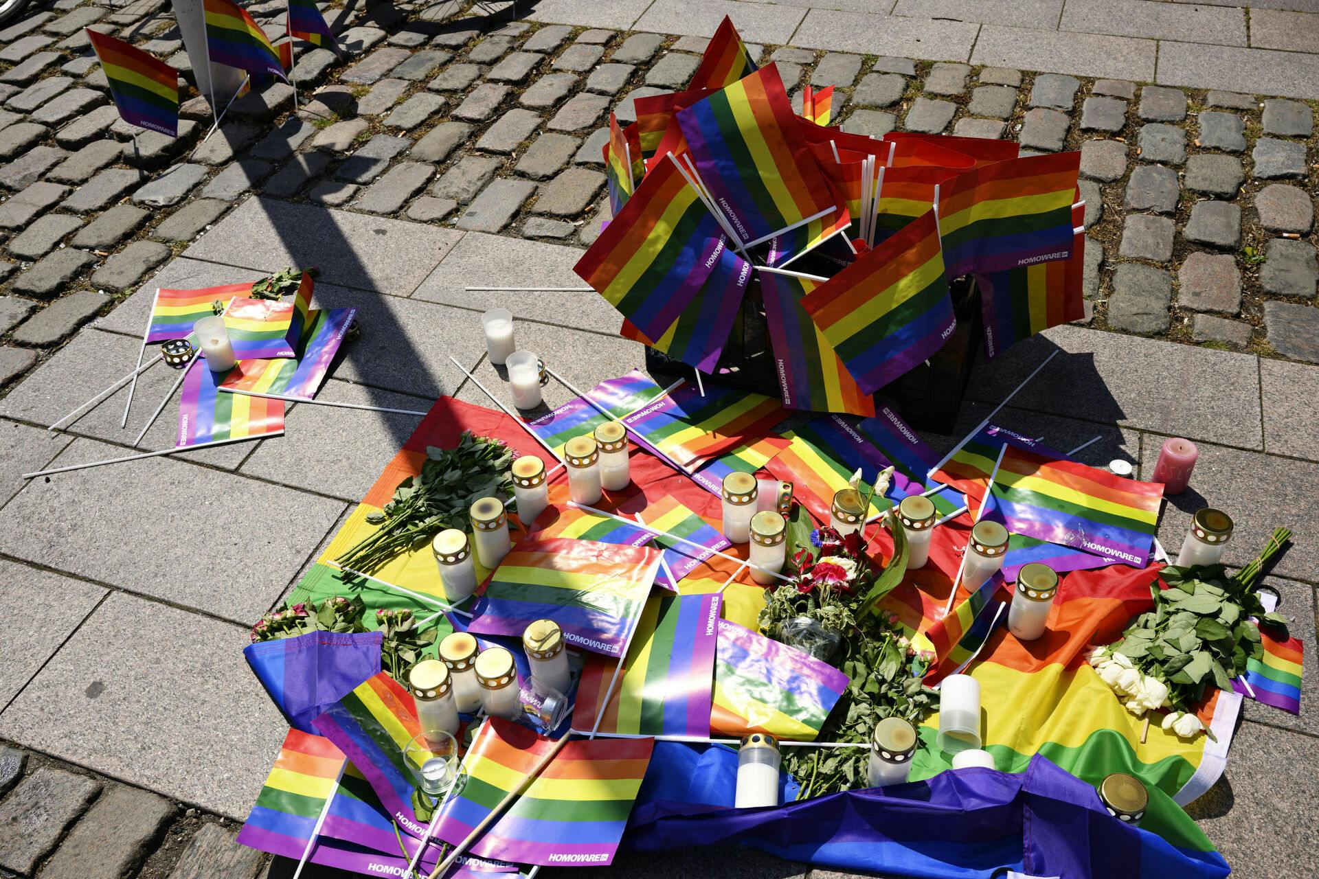Der blev lagt regnbueflag, blomster og tændt lys på Regnbuepladsen ved Rådhuspladsen i København for at mindes ofrene for skyderiet i Oslo, søndag den 26. juni 2022.