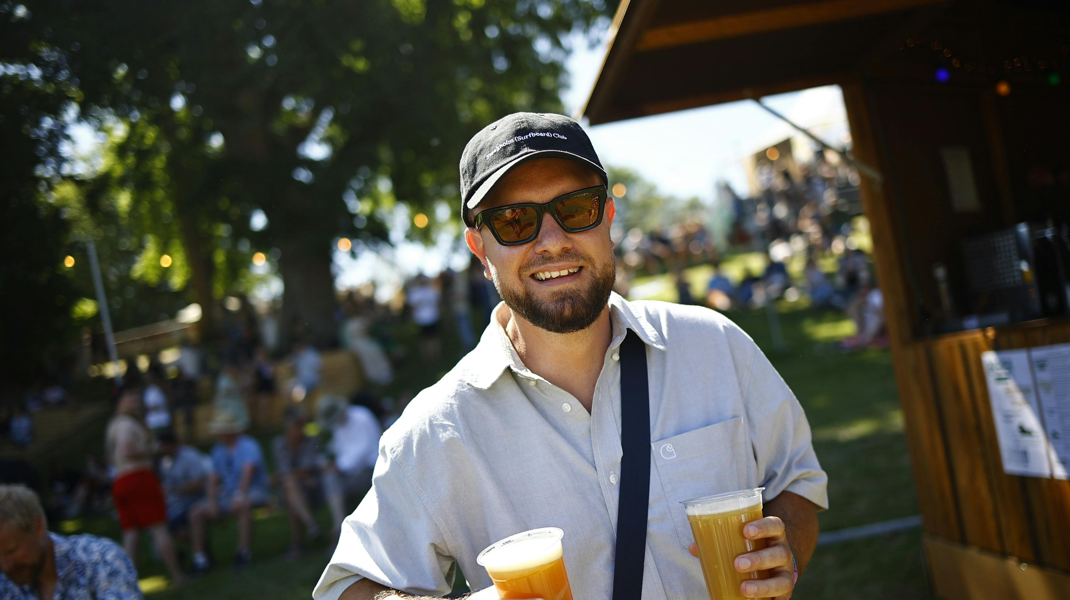 Anders Hemmingsen nyder solskin og fadøl til Heartland Festival. 