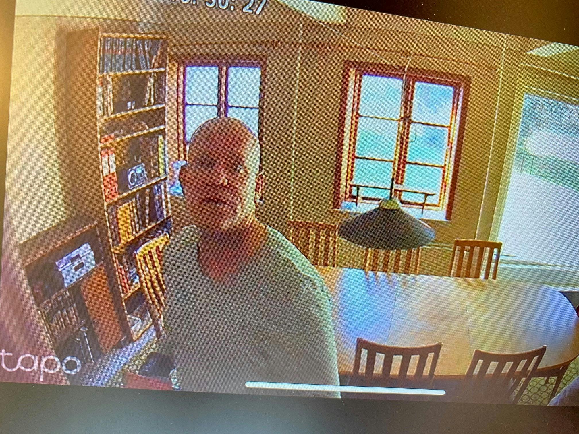 Begge gerningspersoner formodes at være mellem 50-55 år. 