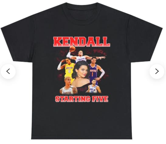 Sådan ser t-shirten ud, som Kim Kardashian flere gange er blevet set i.
