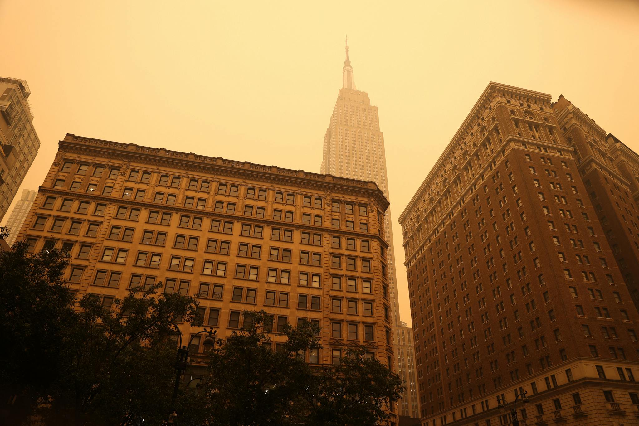 New York er indhyllet i orange røgskyer.