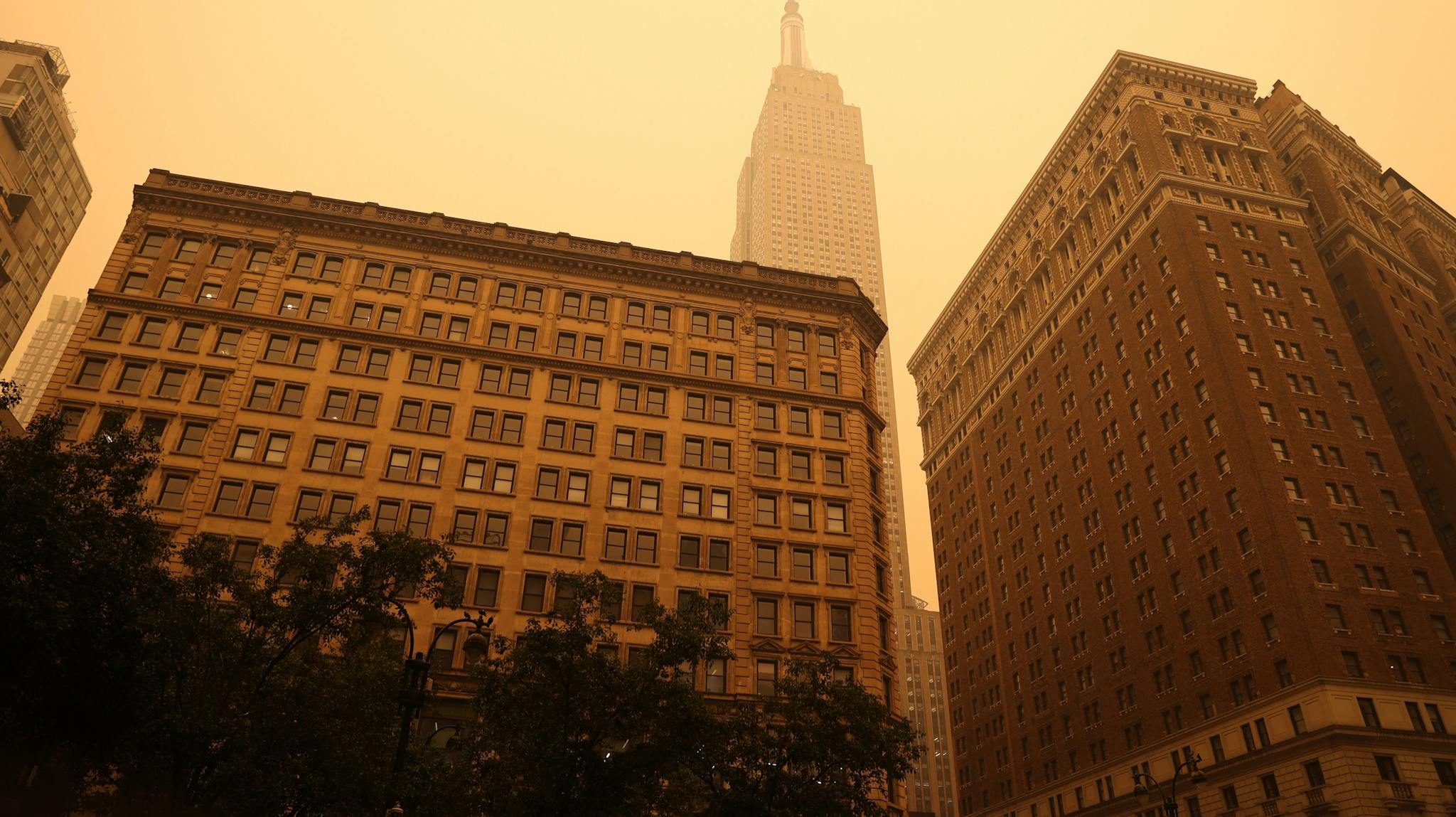 New York er indhyllet i orange røgskyer.