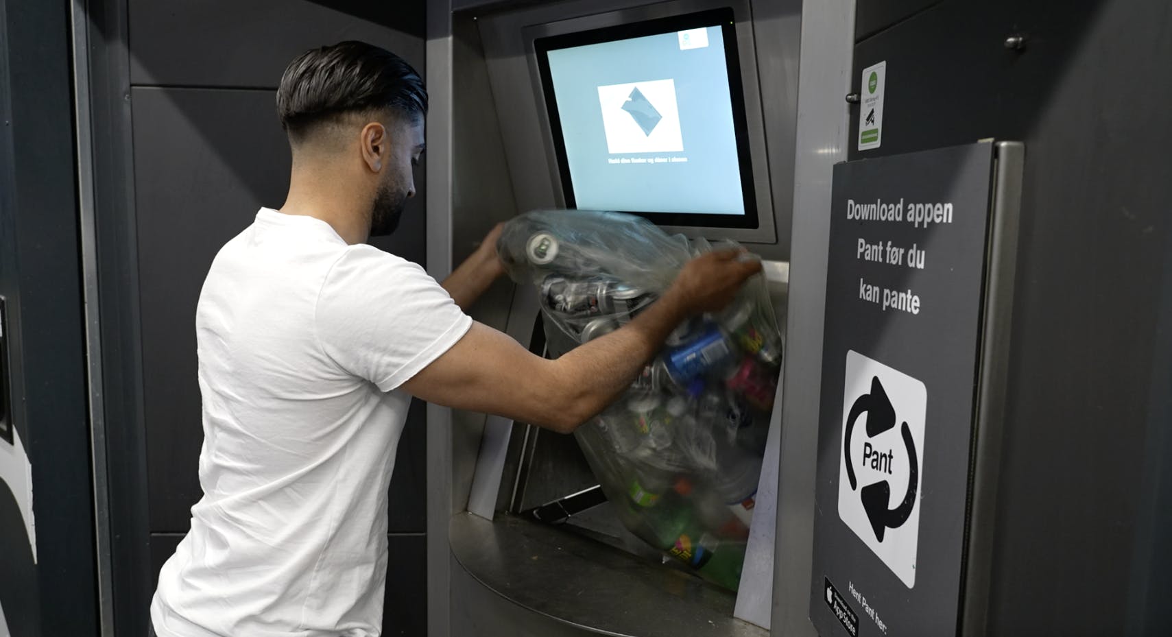 Alle flasker og dåser bliver smidt i automaten på samme tid.