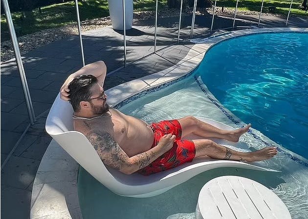 Emil Lahaziel var kendt på sociale medier, hvor han ofte delte billeder af sin ekstravagante livsstil.