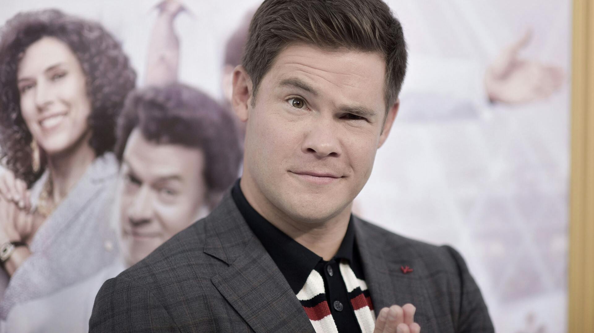 Adam DeVine og hans kone stod på deres balkon, da en mand blev myrdet hos deres nabo forleden.