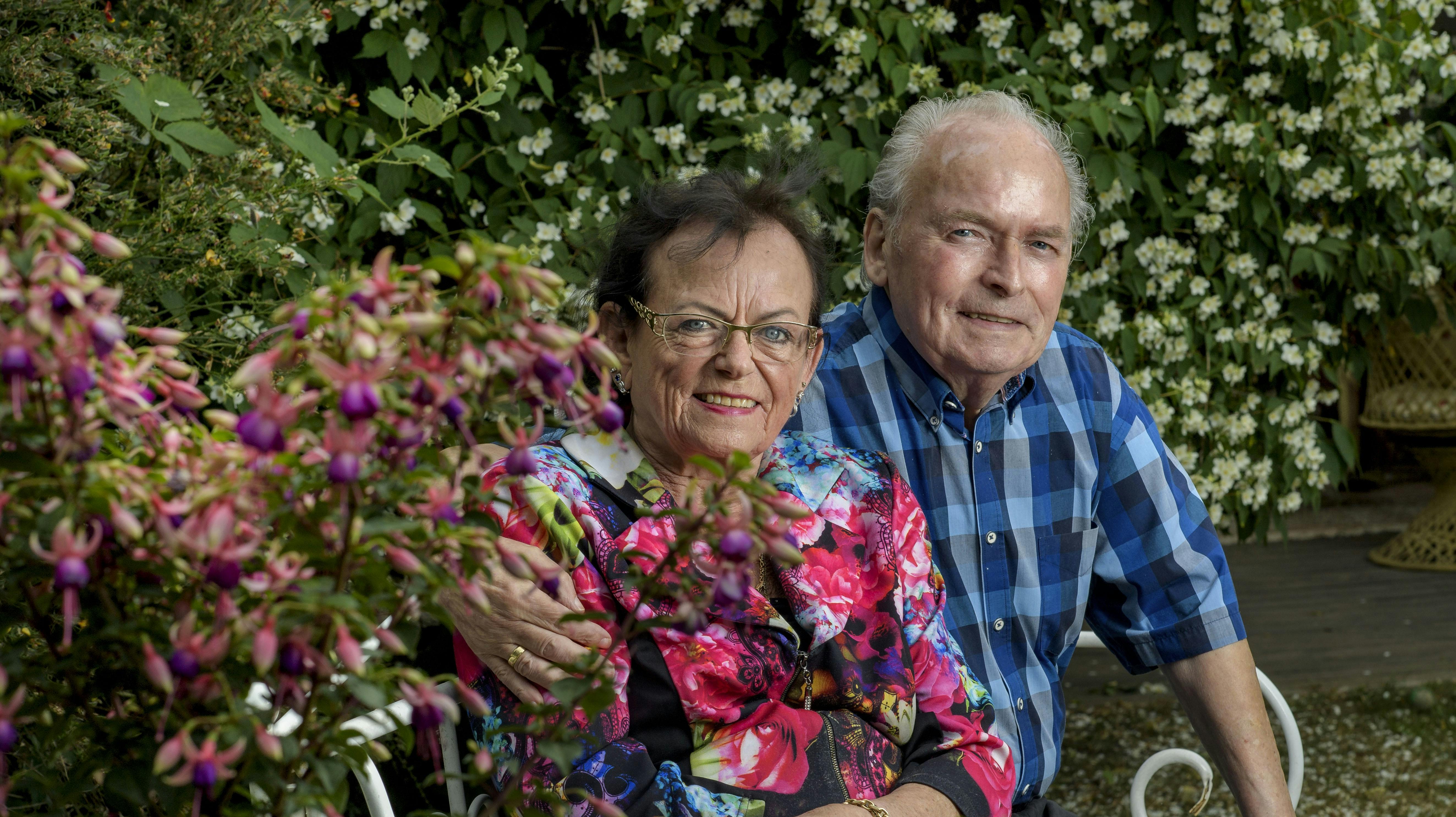 Her er June og Peter Belli fotograferet ved deres hjem i anledning af sangerens 75-års fødselsdag tilbage i 2018. 