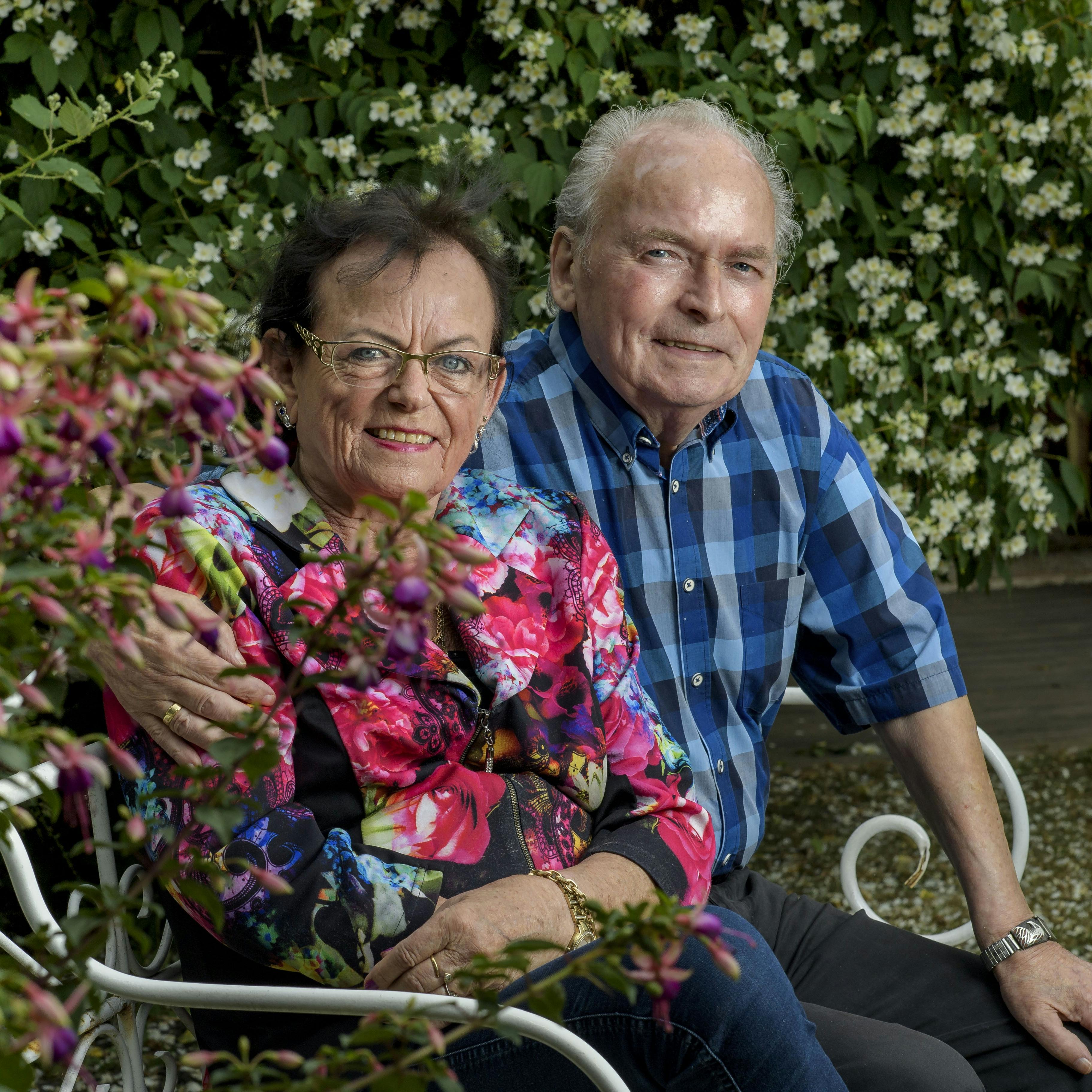 Her er June og Peter Belli fotograferet ved deres hjem i anledning af sangerens 75-års fødselsdag tilbage i 2018. 