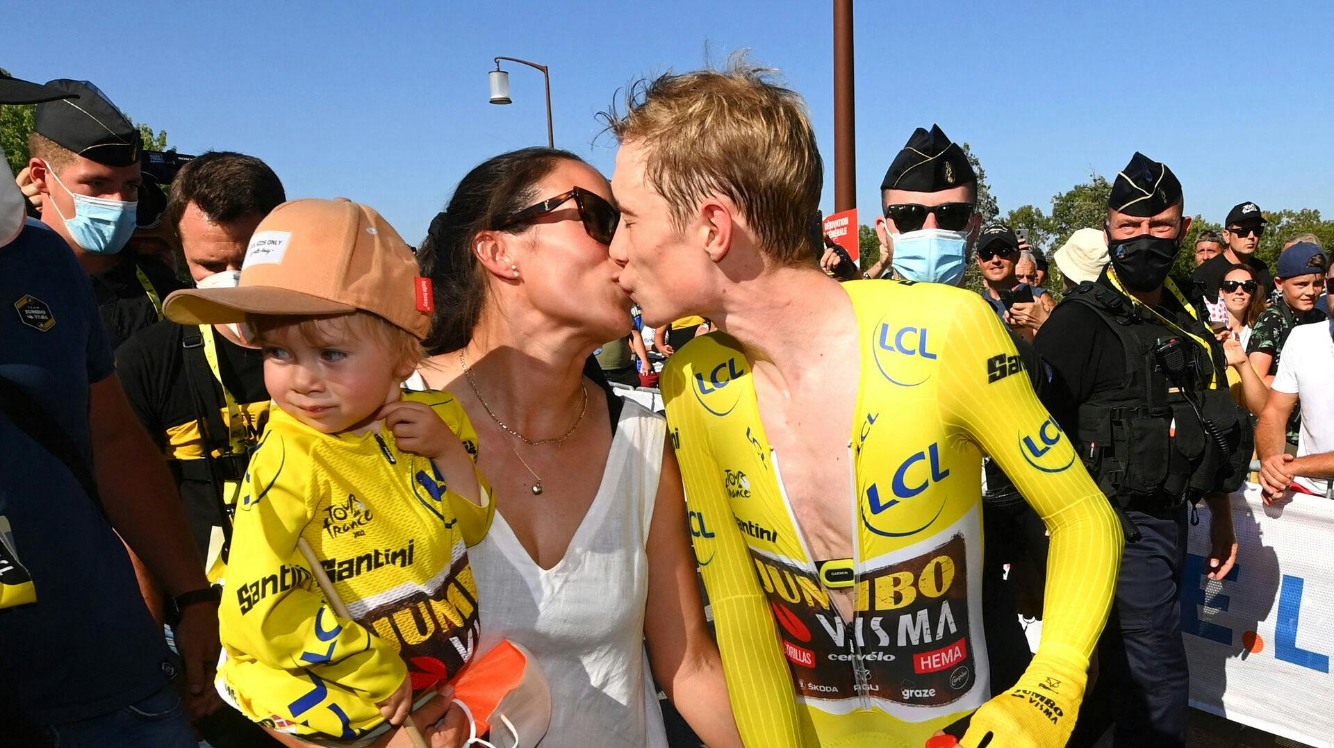 Jonas Vingegaard  er blevet gift med Trine. 