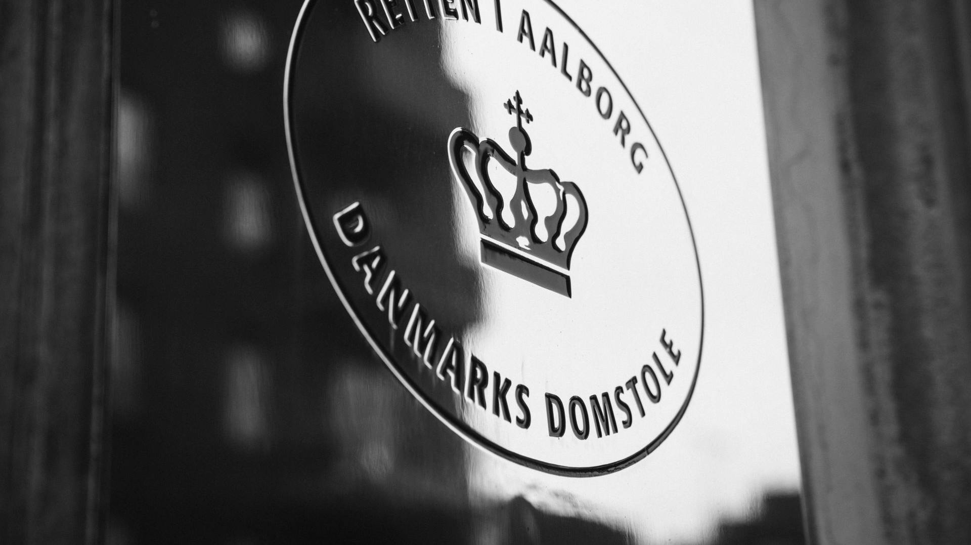 En 21-årig kvinde takkede sidste sommer ja til et lift hjem fra byen. Ifølge et anklageskrift blev hun dog ikke kørt hjem - men i stedet voldtaget af en jævnaldrende. 