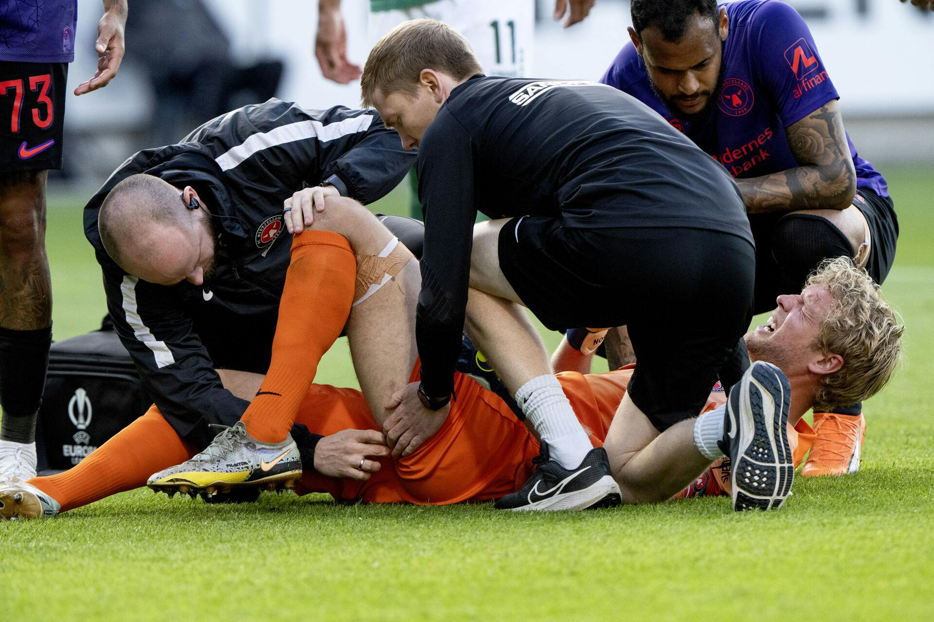 FC Midtjyllands målmand Jonas Lössl var nede at ligge, da et kanonslag sprang tæt på ham.&nbsp;
