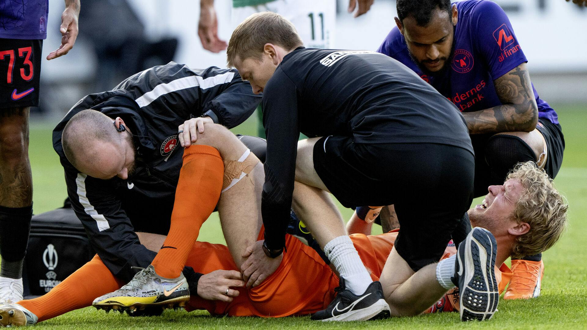 FC Midtjyllands målmand Jonas Lössl var nede at ligge, da et kanonslag sprang tæt på ham.&nbsp;
