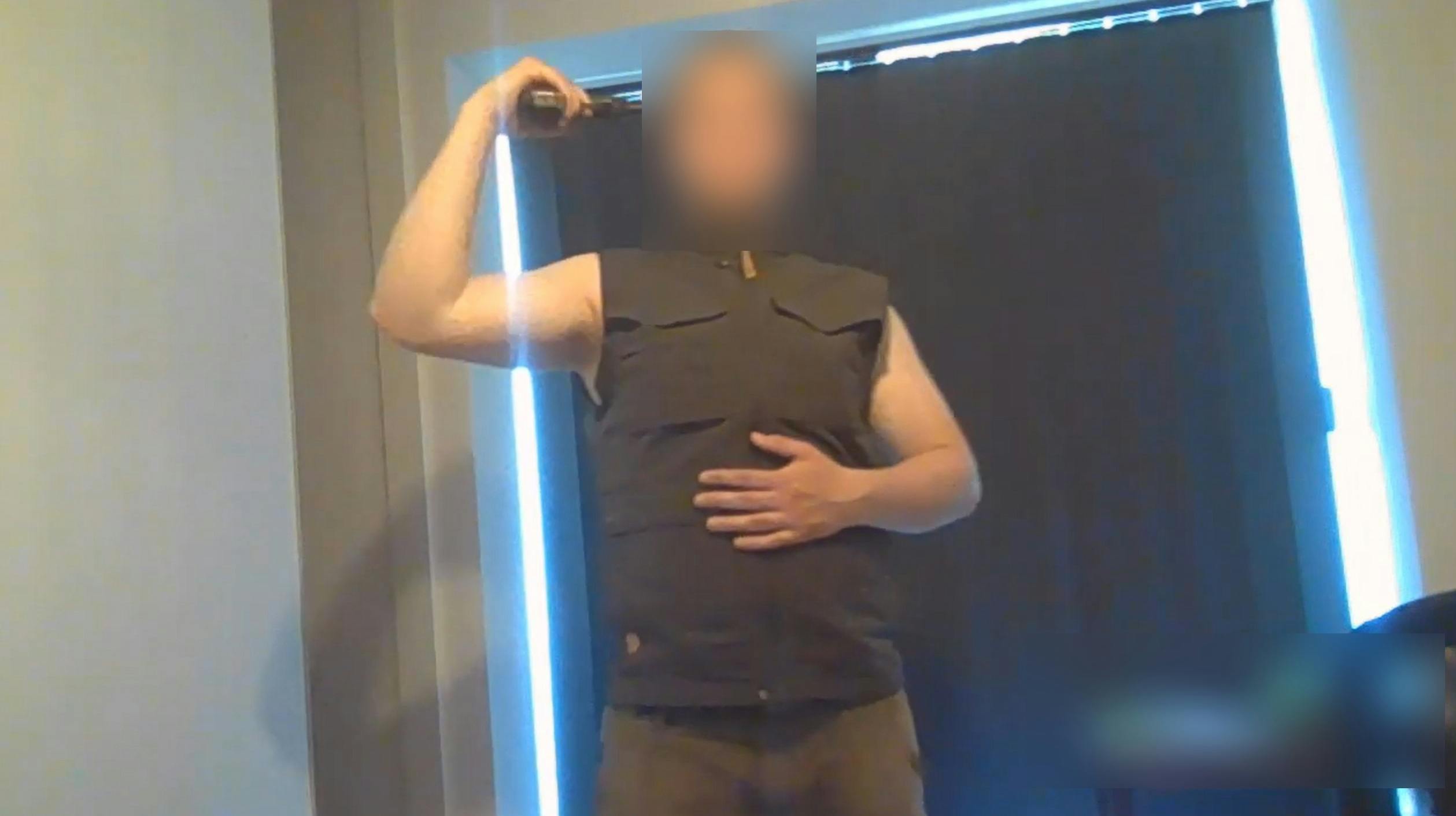 Mandag tager denne 23-årige mand plads på anklagebænken i Københavns Byret, hvor han er tiltalt for sidste år at gå amok i shoppingcenteret Field's. Tre personer blev blandt andet dræbt og fire alvorligt såret.
