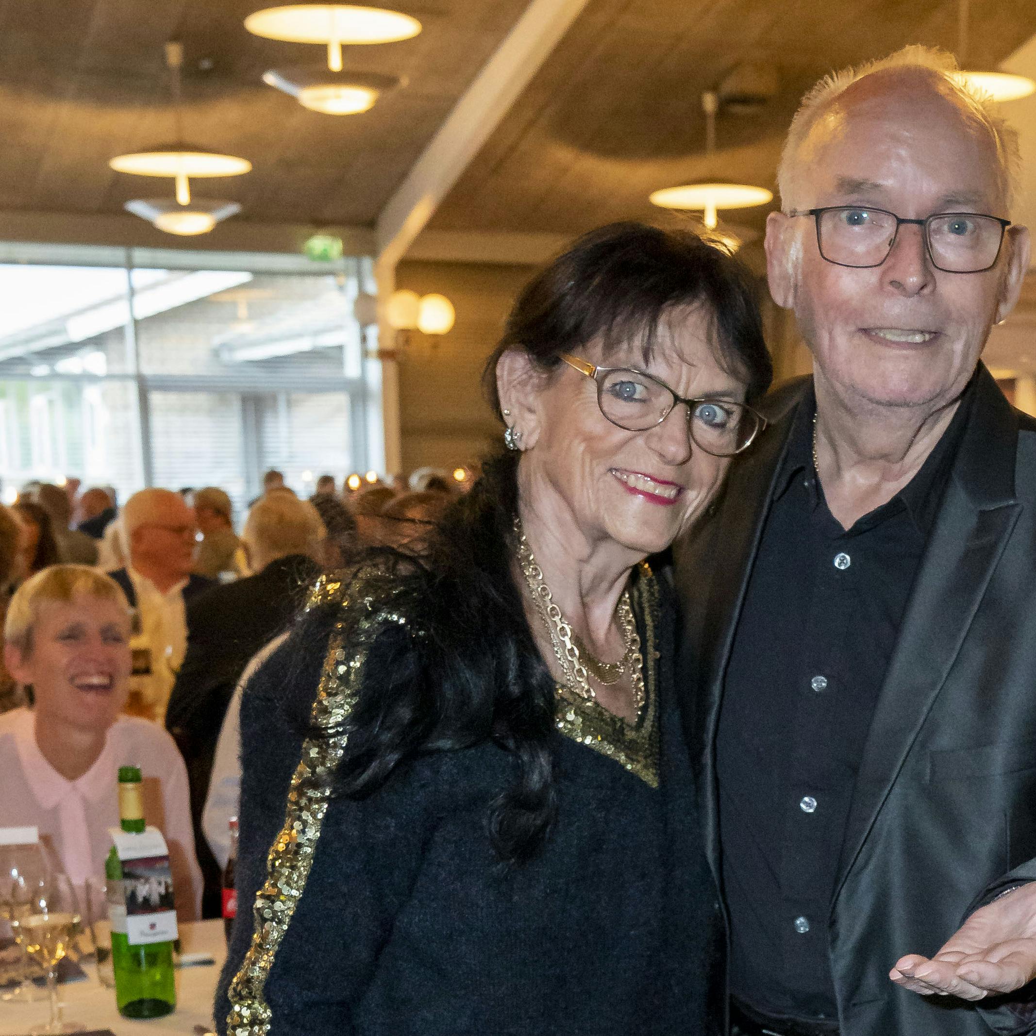 Det sidste foto, SE og HØR har af Peter Belli, er fra 2020, hvor han står med sin hustru June Belli. 