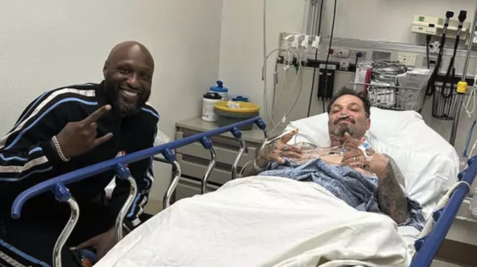 Bam Margera har delt dette billede fra hospitalet. Ved hans side sidder basketballstjernen Lamar Odom, der driver den afvænningsklinik, hvor "Jackass"-stjernen nu er indlagt.