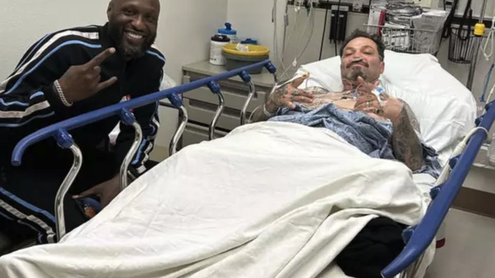 Bam Margera har delt dette billede fra hospitalet. Ved hans side sidder basketballstjernen Lamar Odom, der driver den afvænningsklinik, hvor "Jackass"-stjernen nu er indlagt.