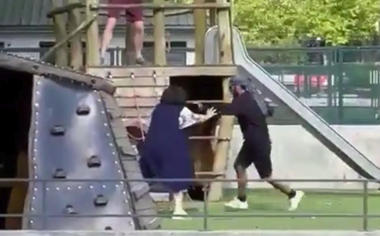 Her forsøger en kvinde at stoppe knivmanden, der går efter nogle børn i en klapvogn. 