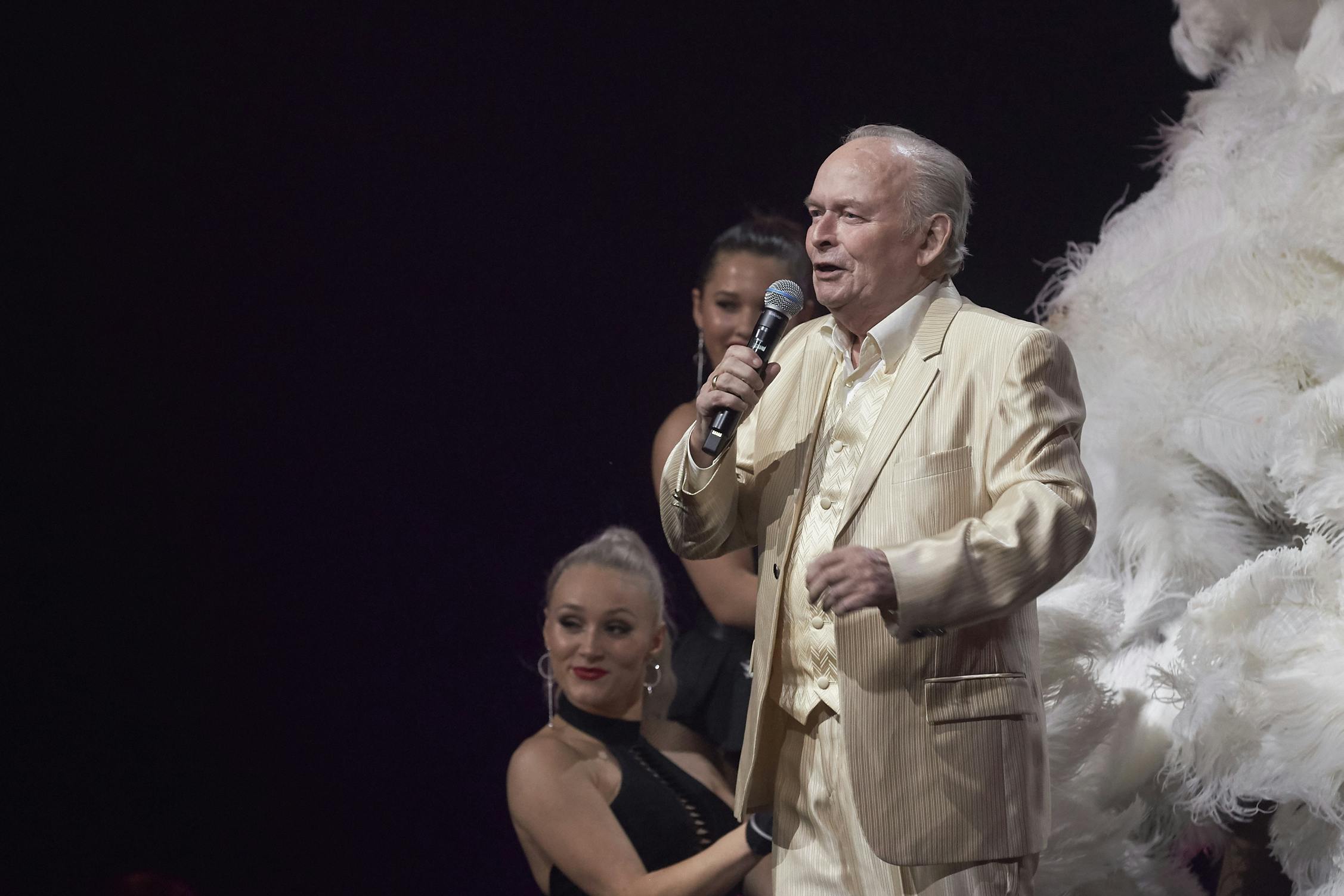 En guldklædt Peter Belli optræder til Zulu Awards i K.B. Hallen tilbage i 2019.
