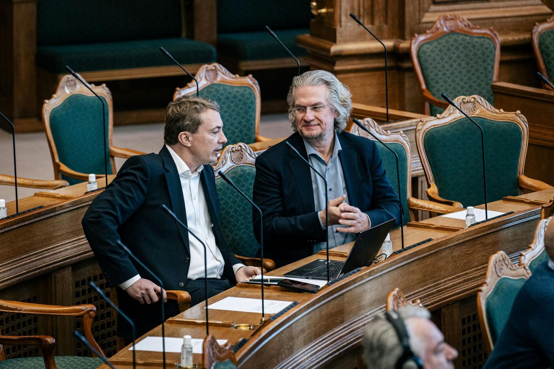 Henrik Dahl (t.h.) vil væk fra dansk politik. Langt væk.