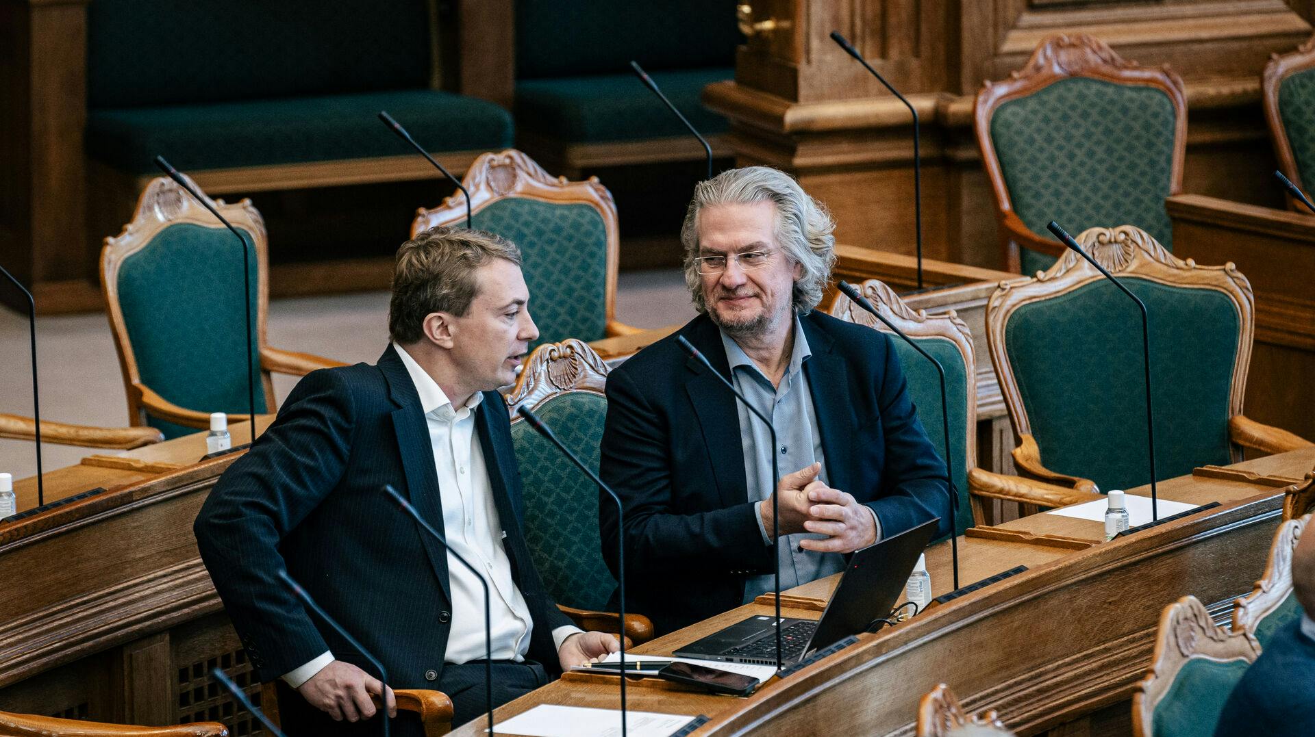 Henrik Dahl (t.h.) vil væk fra dansk politik. Langt væk.