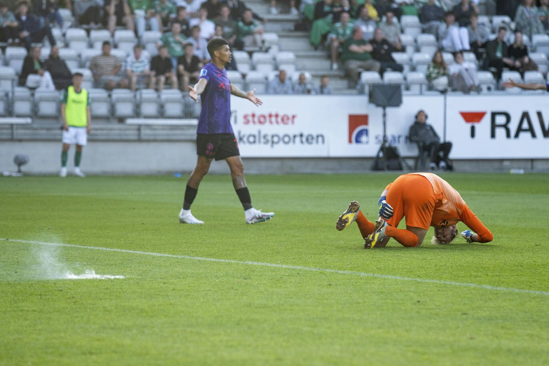 Kanonslagene ramte ned bag Jonas Lössl i FCM's mål.