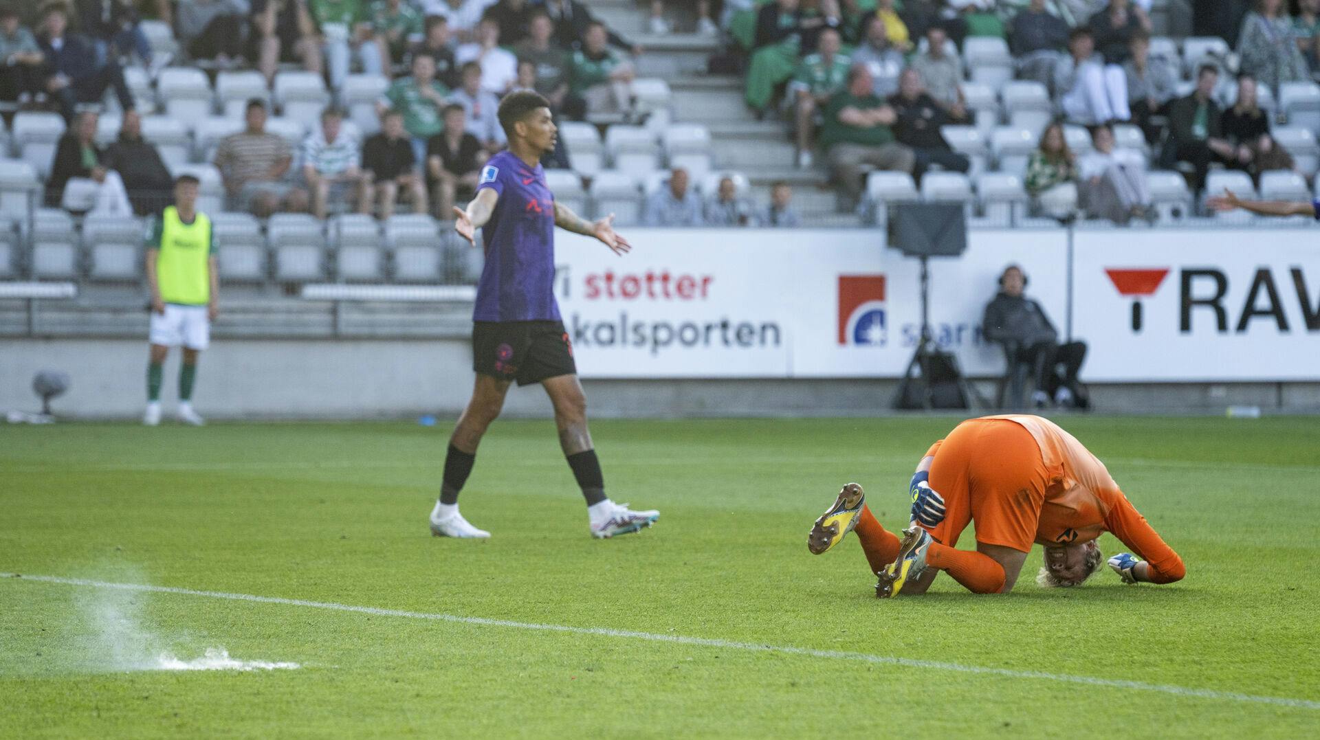 Kanonslagene ramte ned bag Jonas Lössl i FCM's mål.