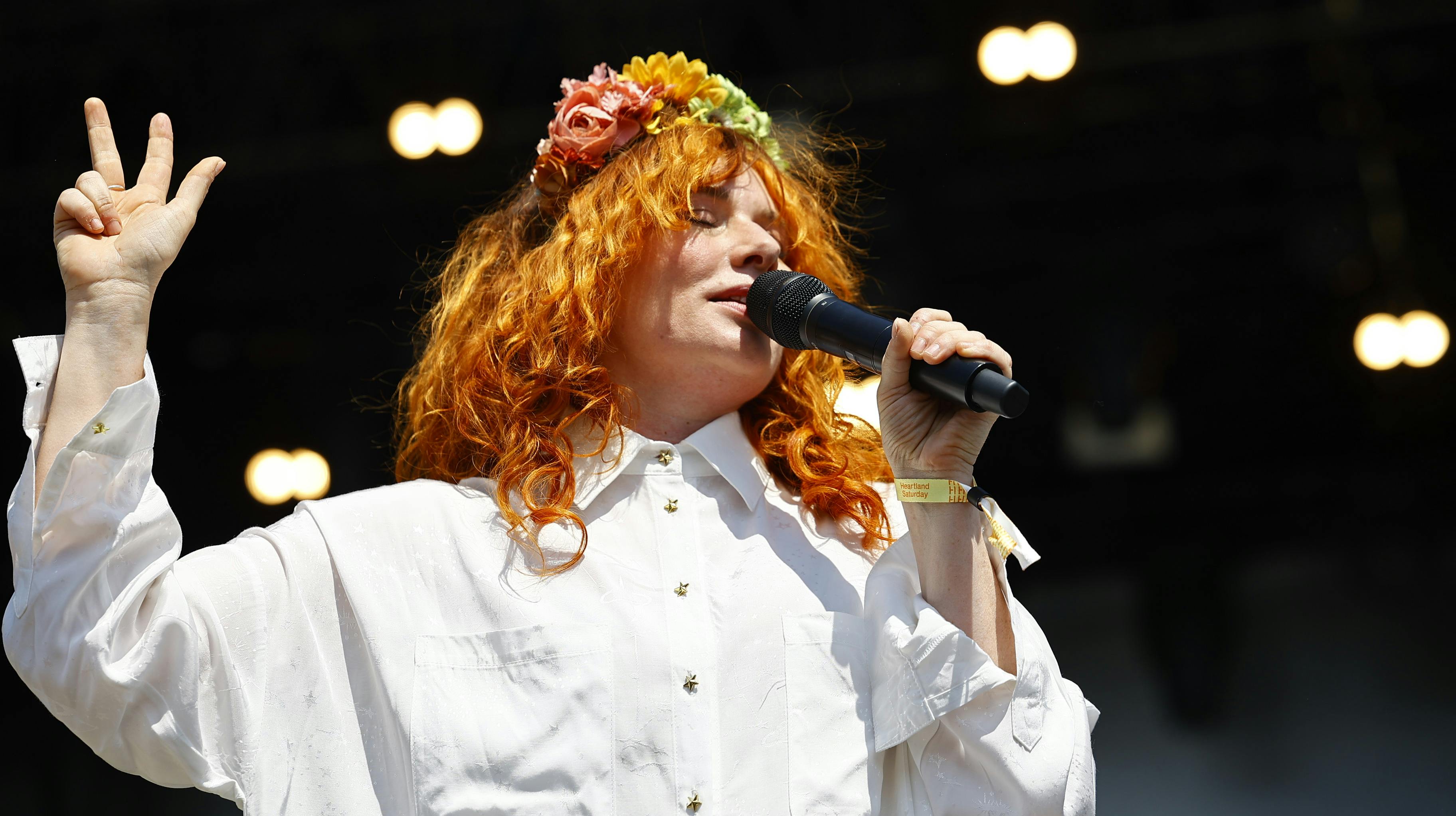 Hun er sjov, hun er skøn og køn. Alligevel har den 40-årige popstjerne Annika Aakjær svært ved at score.