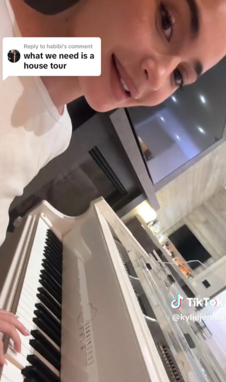 Kylie Jenner har et dyrt klaver stående, men hun kan altså ikke selv spille på det - endnu!
