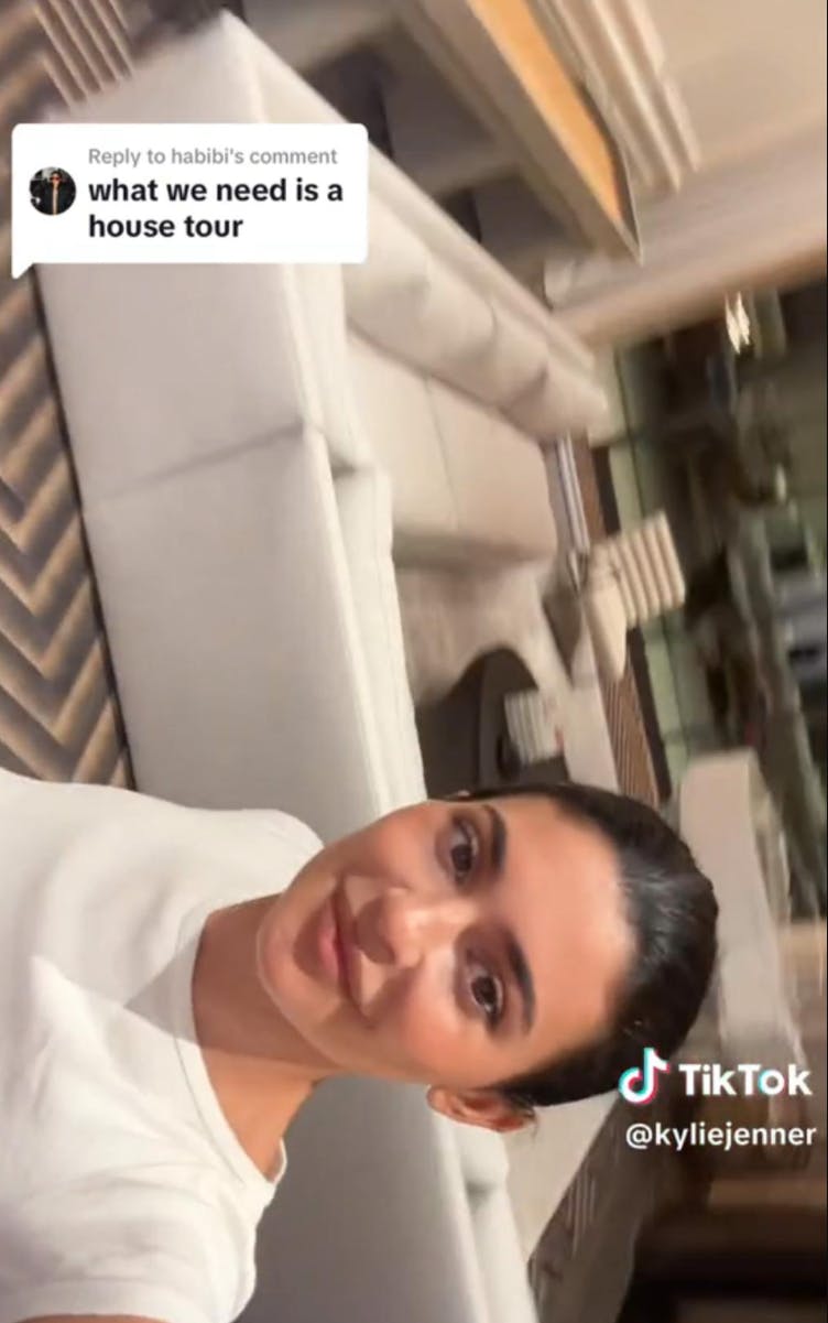 Får du nogensinde æren af at besøge Kylie Jenner, så kan du kaste dig i denne enorme sag af en sofa.