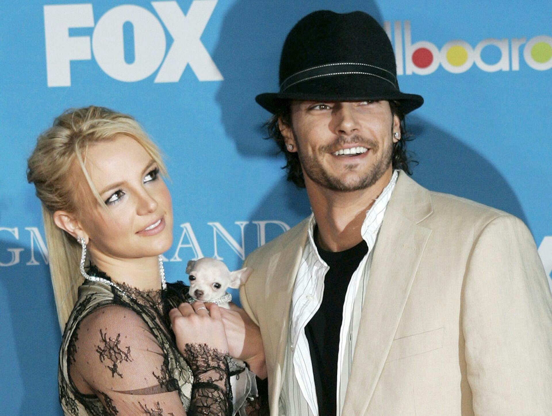 Britney Spears har de to drenge Sean Preston og Jayden James med den forhenværende danser og nu DJ Kevin Federline. Her fotograferet til Billboard Music Awards i 2004. Samme aften som Britney offentliggjorde, at hun var gravid med sit første barn, Se