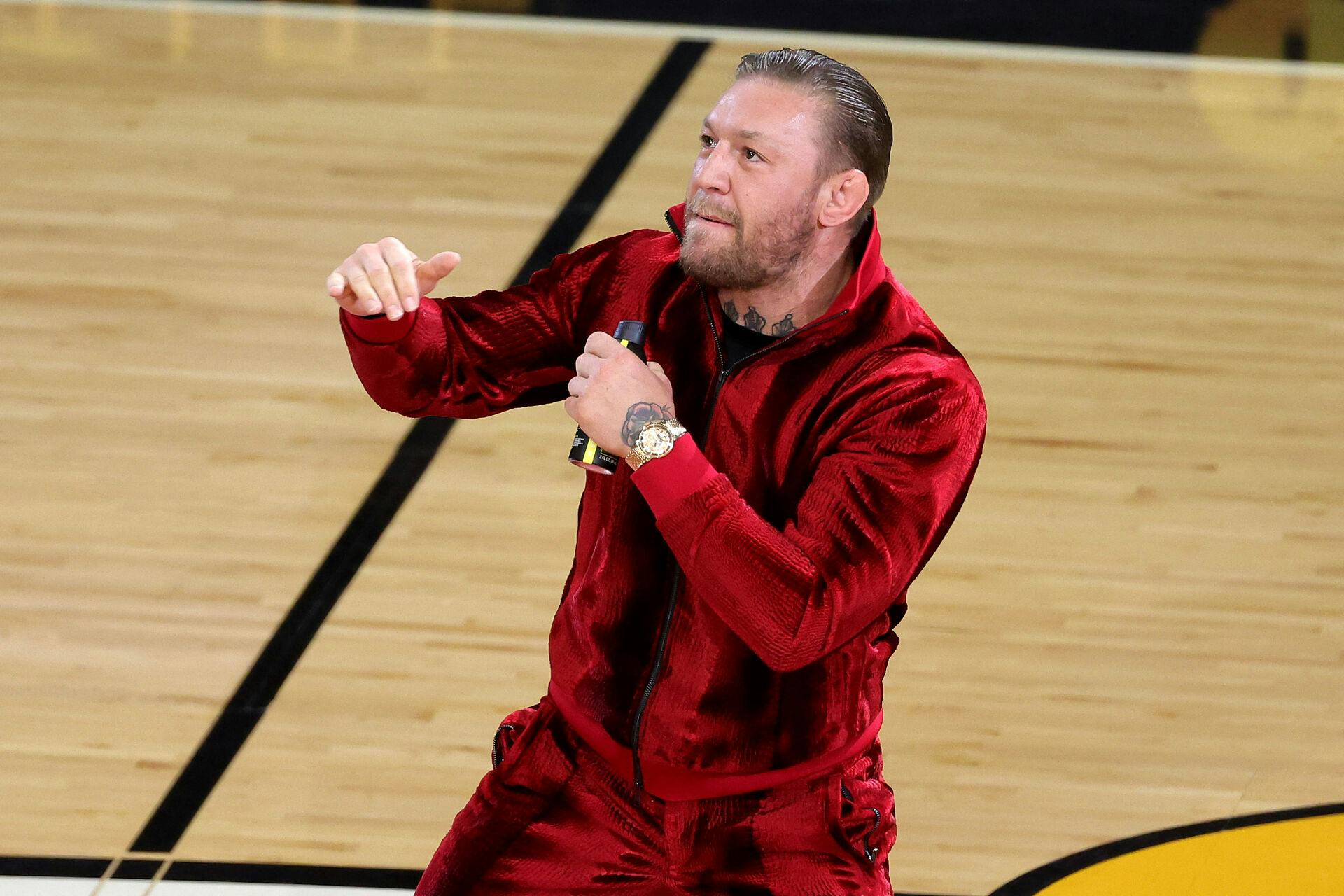 Conor McGregor fik en lidt uheldig hovedrolle, da han indtog gulvet i pausen af NBA-finalekampen mellem Miami Heat og Denver Nuggets.&nbsp;