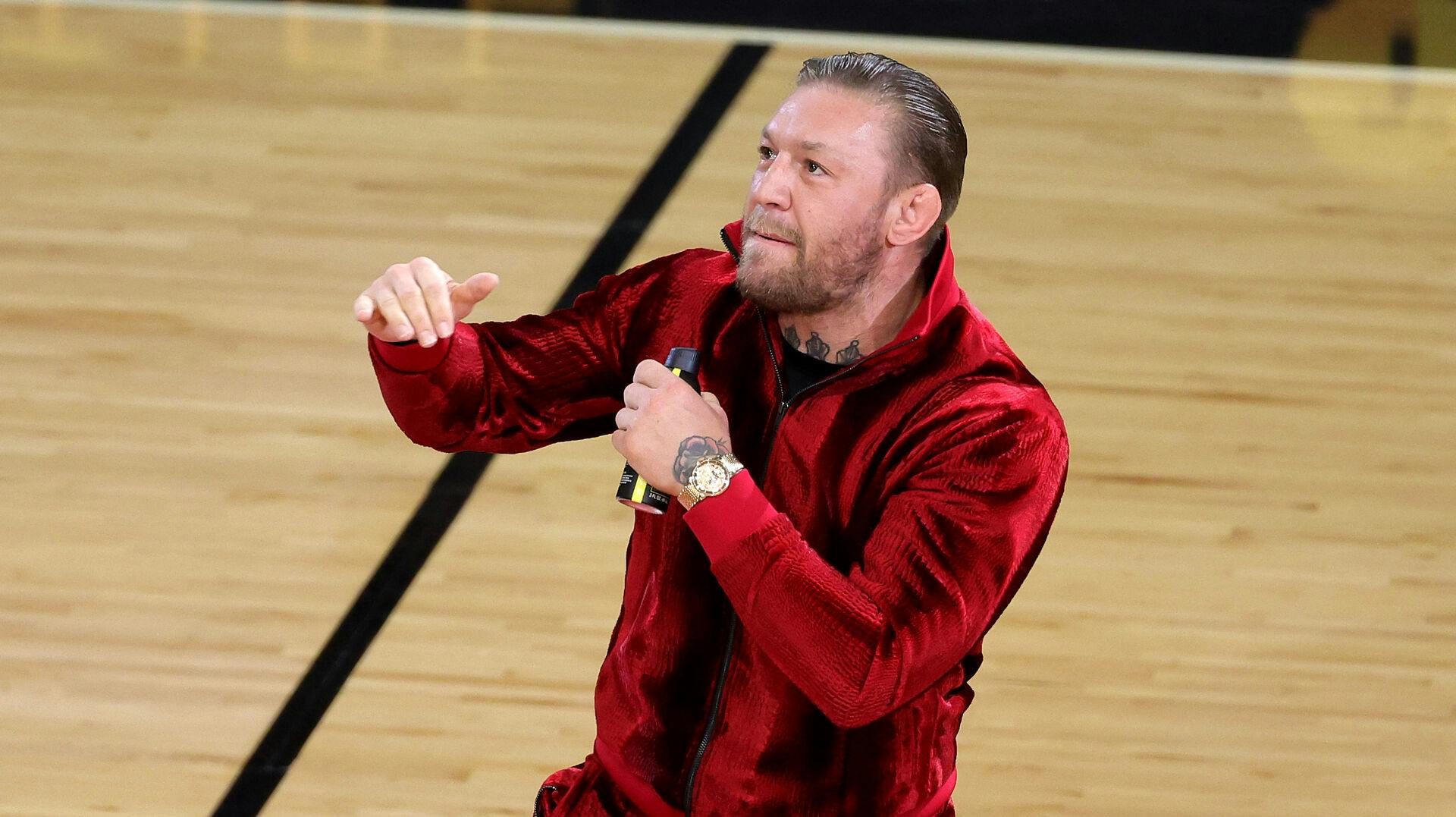 Conor McGregor fik en lidt uheldig hovedrolle, da han indtog gulvet i pausen af NBA-finalekampen mellem Miami Heat og Denver Nuggets. 