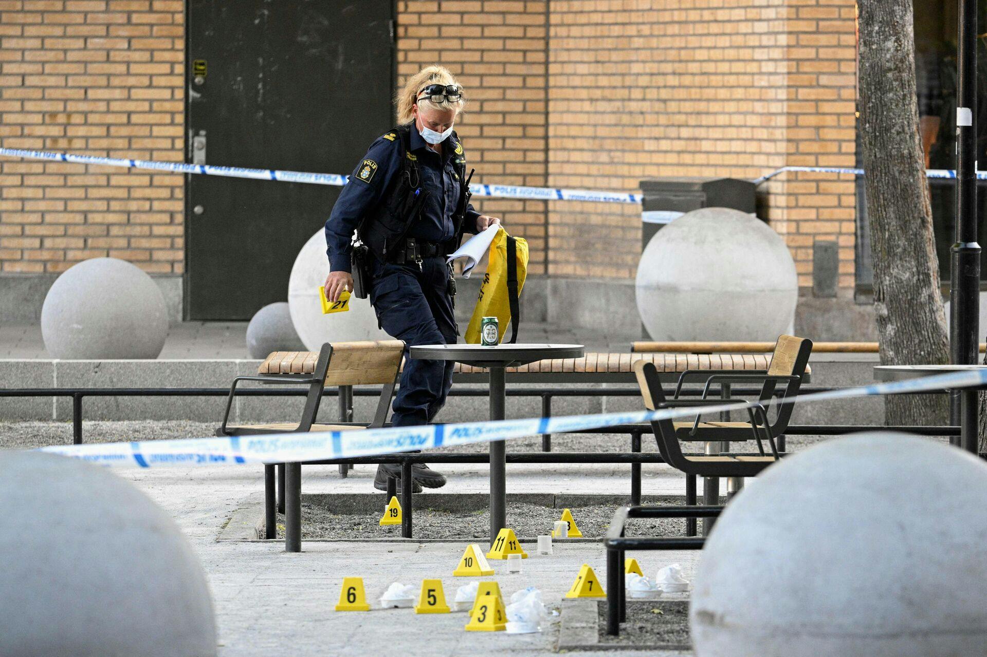 En af politiets teknikere ved gerningsstedet i Farsta syd for Stockholm.