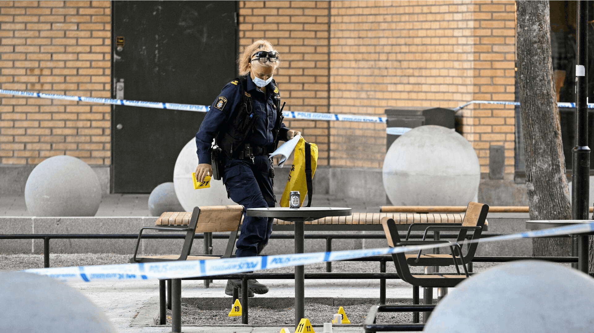 En af politiets teknikere ved gerningsstedet i Farsta syd for Stockholm.