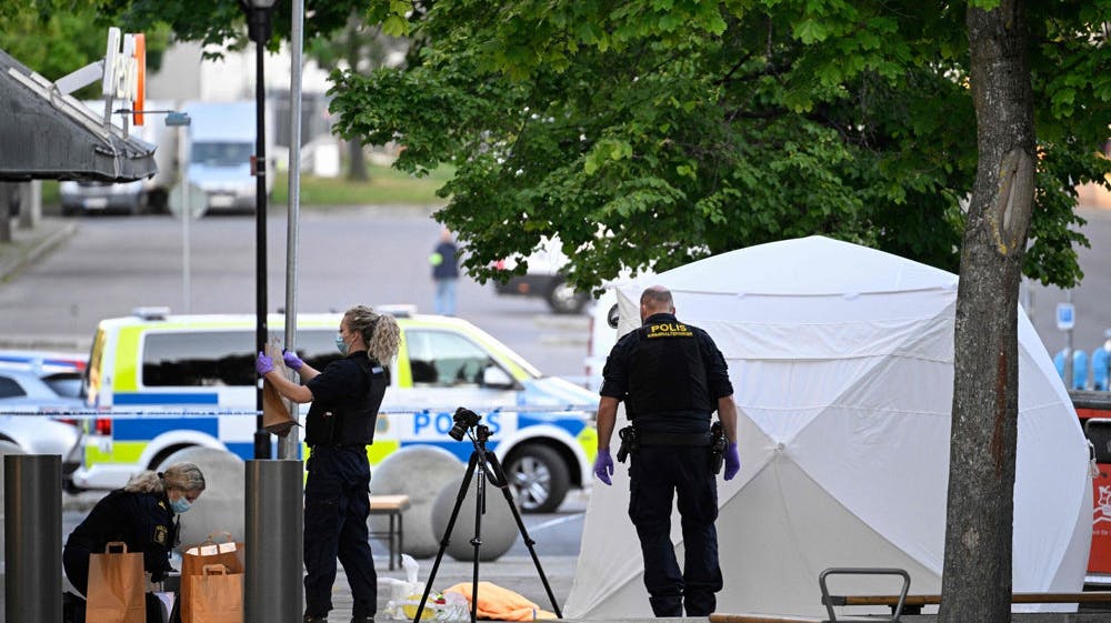 Lørdag aften mistede en 15-årig dreng livet efter skyderier i det sydlige Stockholm i Sverige.