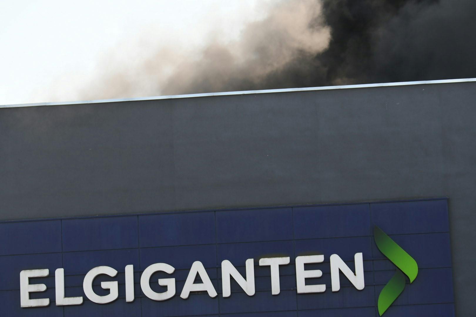 Branden har fået godt fat.