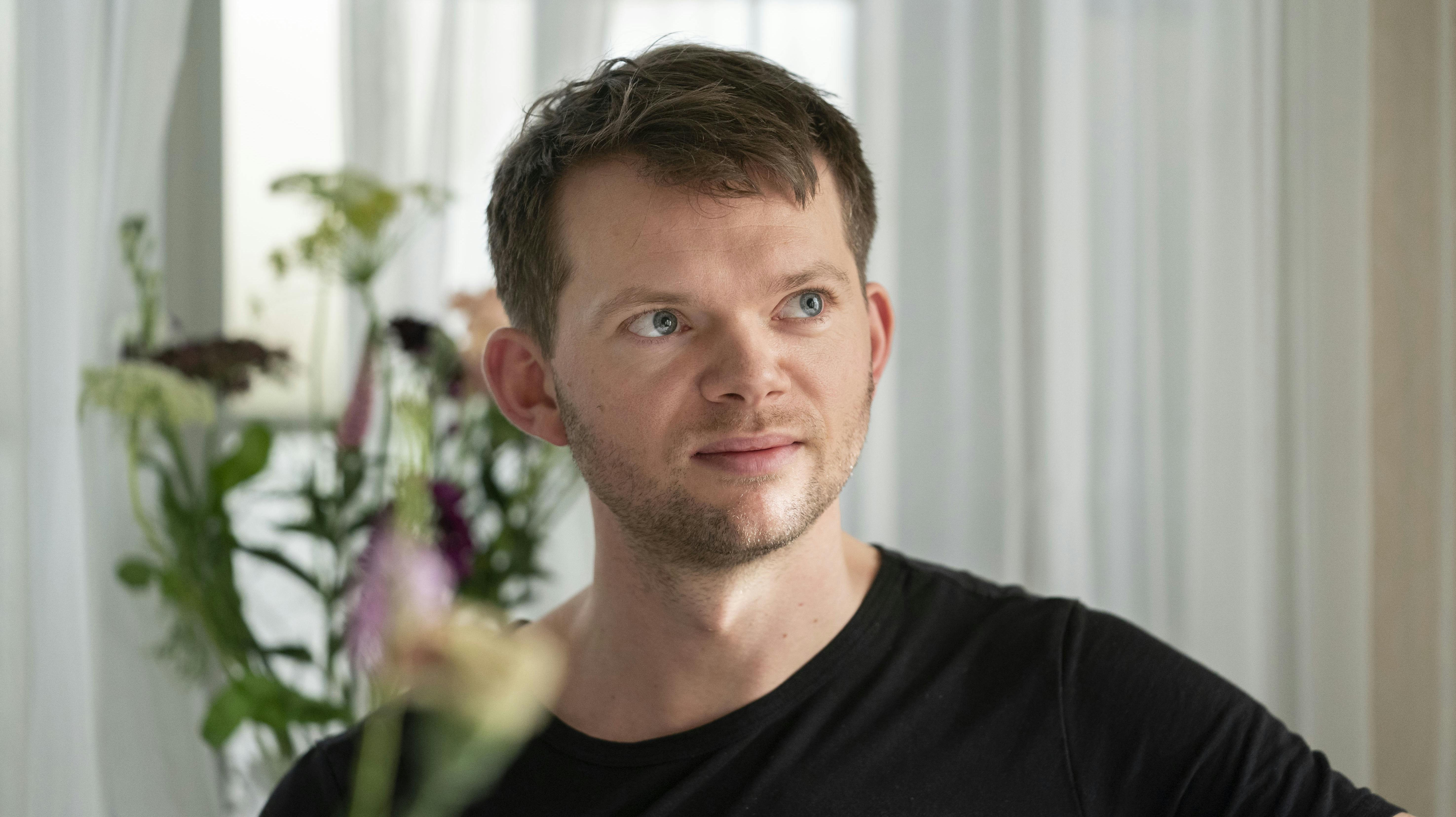 Sigurd Holmen Le Dous afslører detaljer om 10. og sidste sæson af "Badehotellet"