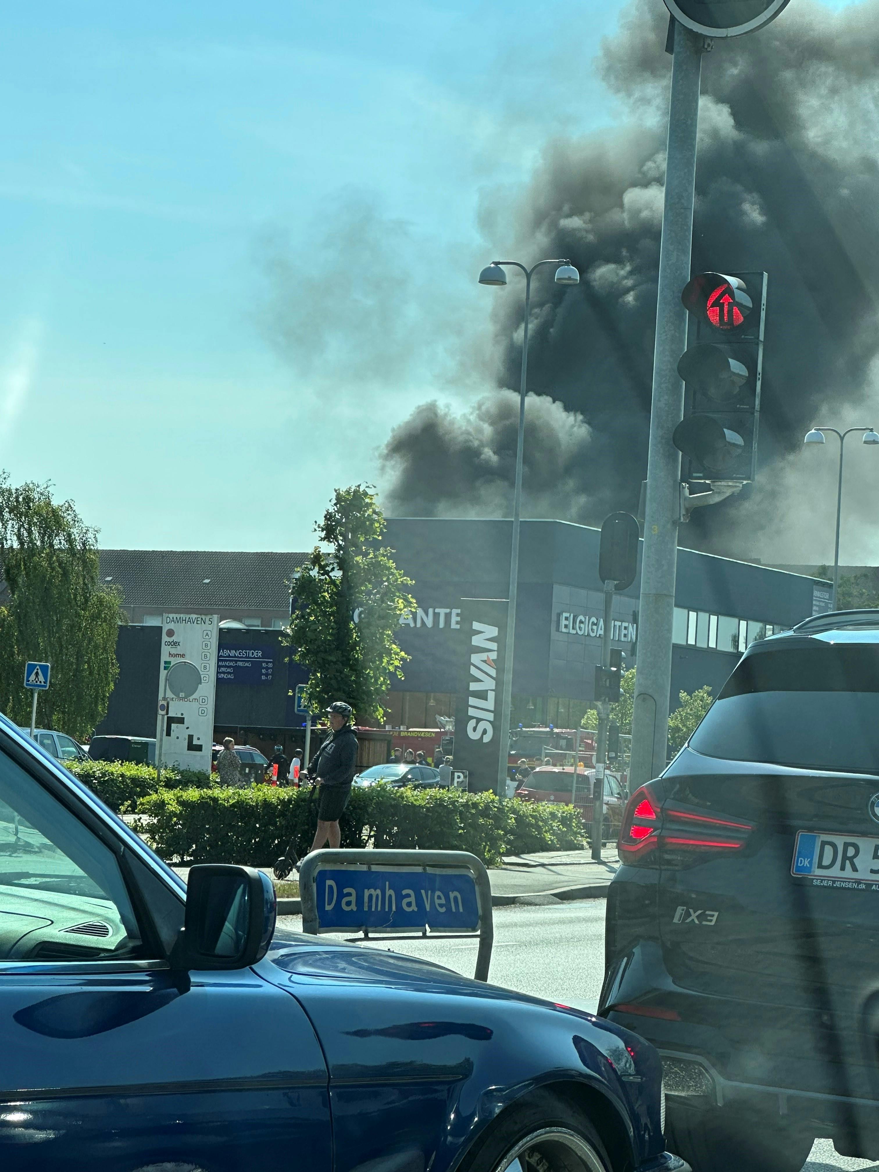 Røgen er massiv.